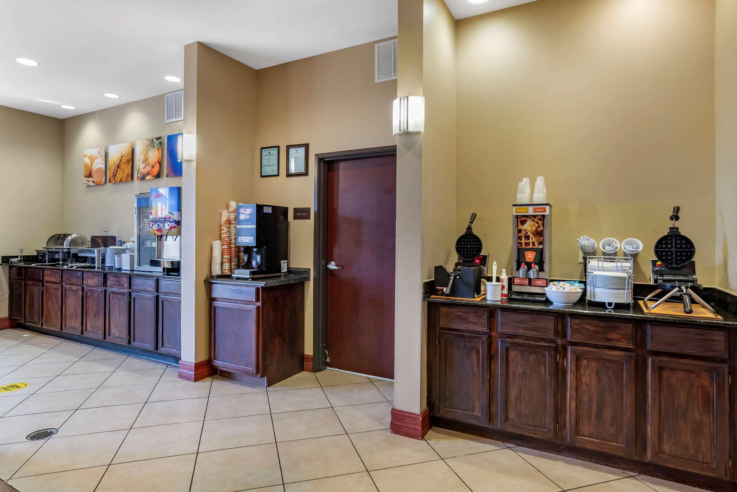 Comfort Suites Airport South Монтгомъри Екстериор снимка